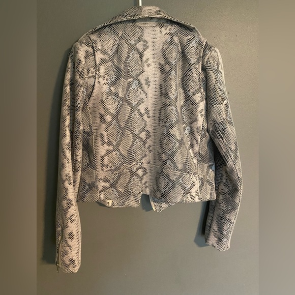 NWOT small snake print jacket - Picture 3 of 6